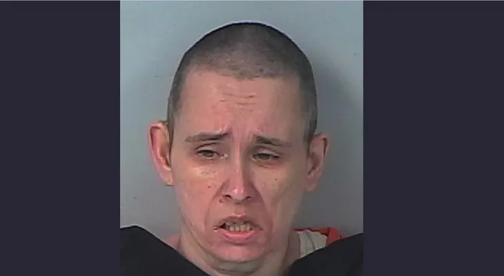 Mujer de Florida tenía en casa miles de cuchillos, espadas y partes falsas de cuerpos