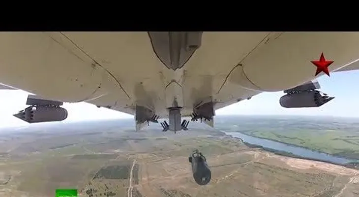 Video: Imágenes exclusivas: prueba de bombardeo del caza Su-24 de la Fuerza Aérea rusa