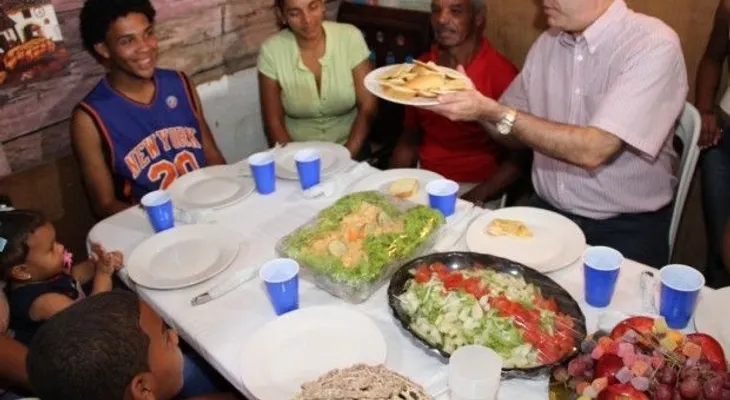 Abinader cena con familia humilde en Santiago