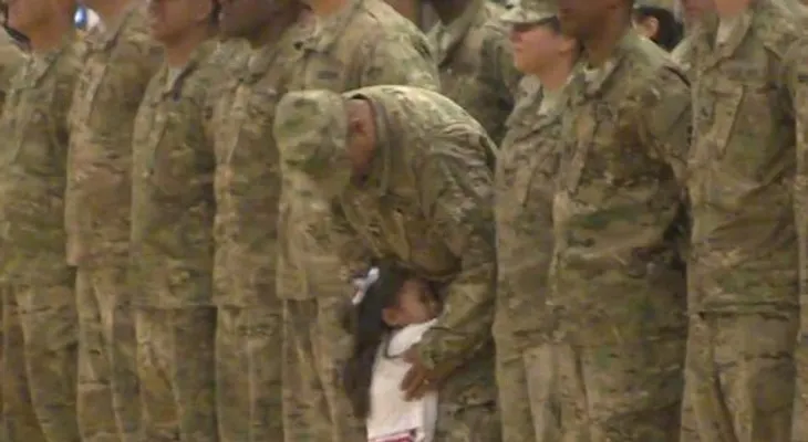 Niña interrumpe ceremonia militar para abrazar a su papá, que no veía hace meses (VIDEO)