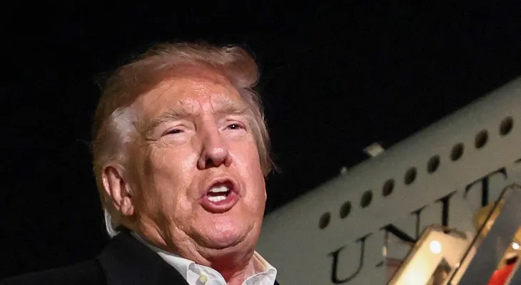 Trump dice que aprobaría el ingreso de Flávio Bolsonaro y su familia a EE.UU. y tilda de "terrible" el proceso electoral brasileño