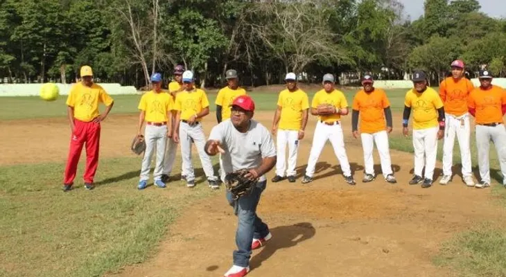 Cronistas Deportivos clasifican a finales torneo softbol de la comunicación