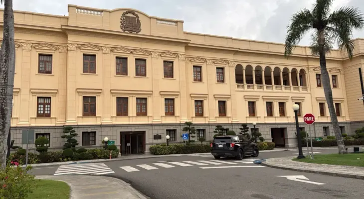 Abinader se reúne con canciller y ministro de Defensa para evaluar crisis haitiana