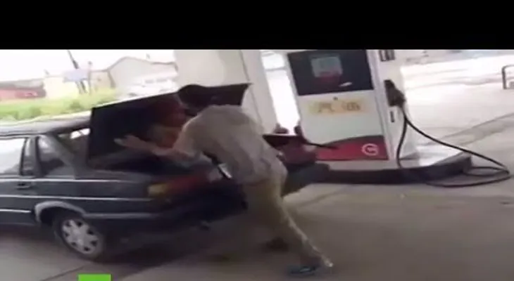 Un hombre golpea a su esposa y la mete en el maletero de su coche (VIDEO)