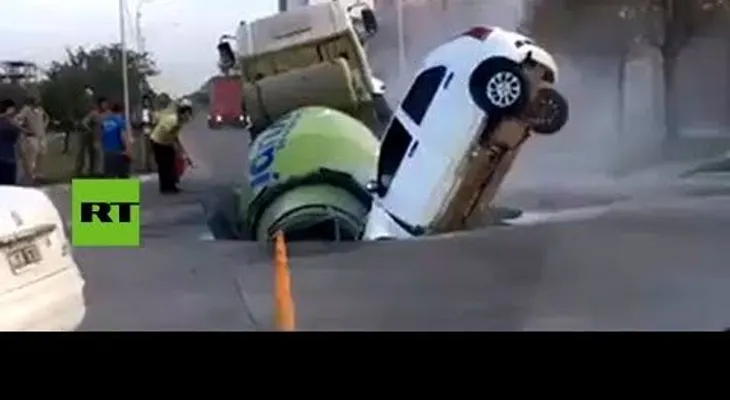 Un inmenso socavón en plena calle se traga un camión y un automóvil en Argentina (1)