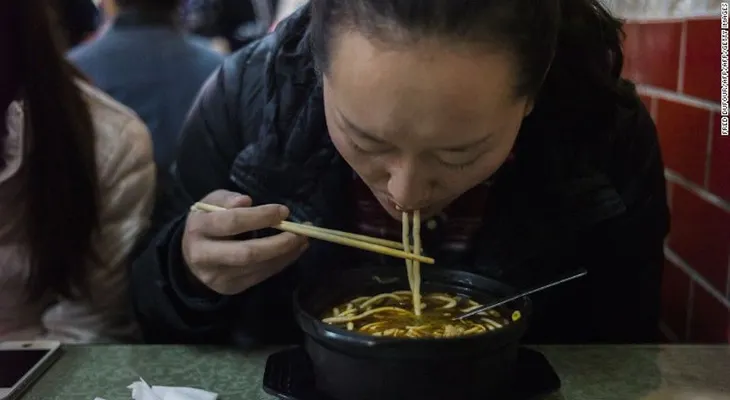 Cierran varios restaurantes en China por servir alimentos con polvo de amapola adictivo
