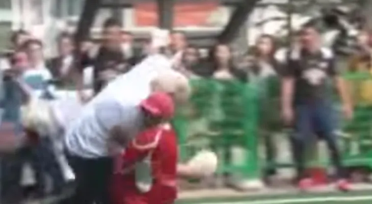 El placaje (accidental) del alcalde de Londres a un niño de 10 años (VIDEO)