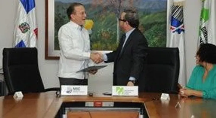 Industria y Comercio e Impuestos Internos firman convenio para capacitar PYMES