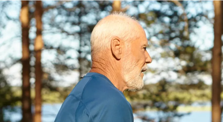 Caminar después de los 70 mejora la salud y la movilidad