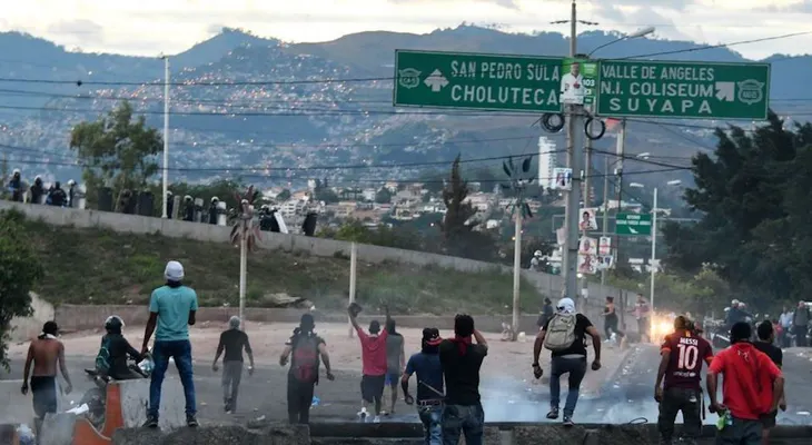 Honduras decreta toque de queda; Nasralla lo califica de "golpe de Estado"