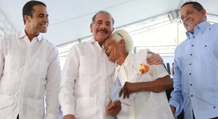 Presidente Medina abre crédito a 510 familias en Peravia; entrega títulos definitivos