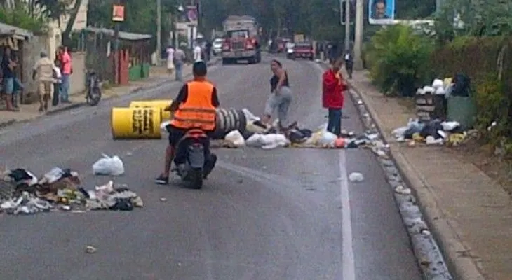 Comunidades protestan en demanda de obras