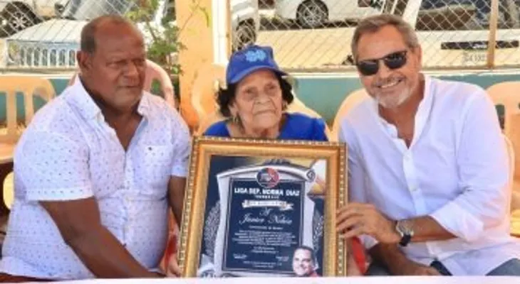 Junior Noboa recibe homenaje en apertura de la edición 57 de la Liga Norma Díaz