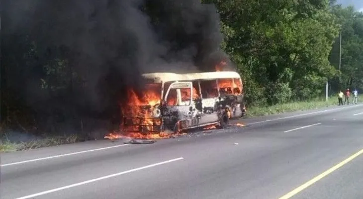 Llamas consumen autobús de pasajeros en autopista Duarte