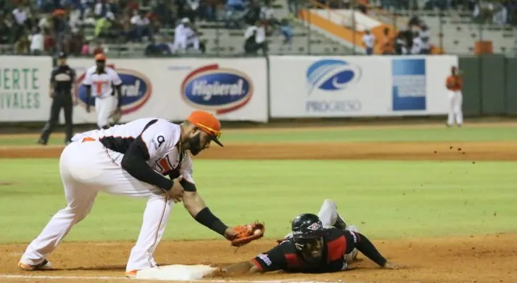 Leones vencen a Toros y empatan en el segundo lugar