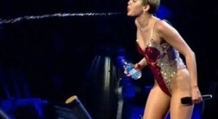 Caerse está de moda; ahora le pasó a Miley Cyrus