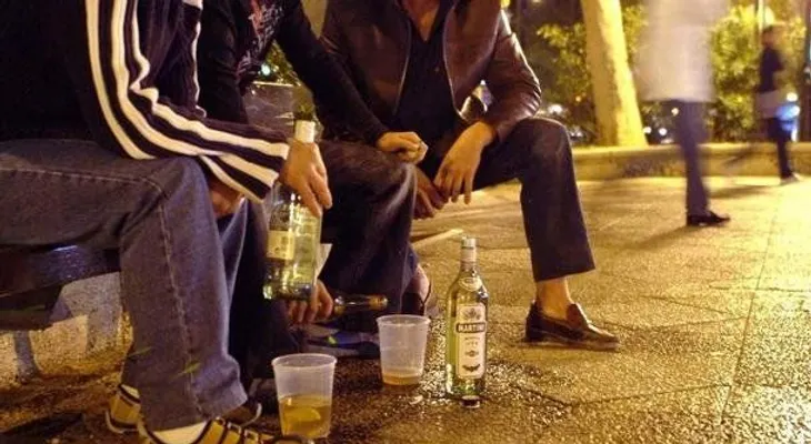 Descubren por qué se siente un mayor deseo de tomar alcohol por las noches 