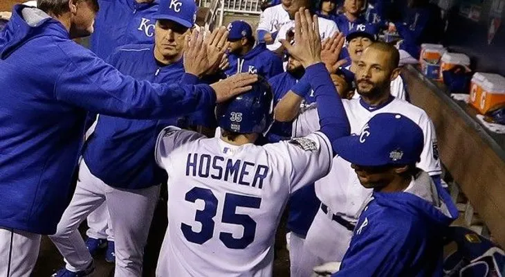 Cueto lanza juego completo y pone a Kansas 2-0 en la SM sobre Mets