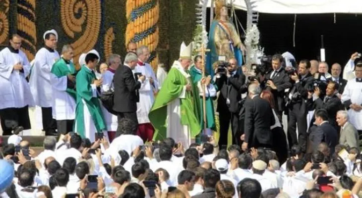 El papa concluye viaje a Paraguay con visita a barriada pobre y misa con acento guaraní