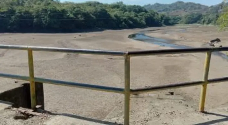 Reportero alerta sobre la grave sequía que deja sin agua a la presa de Rincón en La Vega