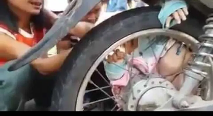 Bebé quedó atorado en llanta de una motocicleta (VIDEO)