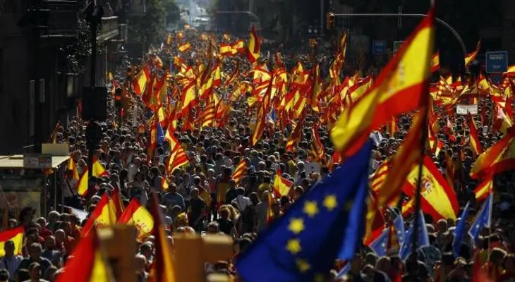 Miles marchan en Barcelona contra independencia de Cataluña 