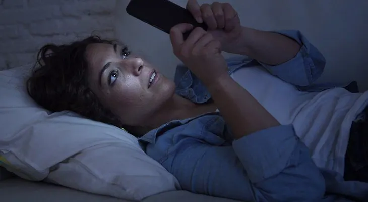 Usar teléfono celular por la noche causa ceguera