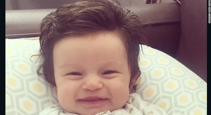 Una bebé con pelo a lo Elvis se vuelve estrella en redes y provoca una batalla