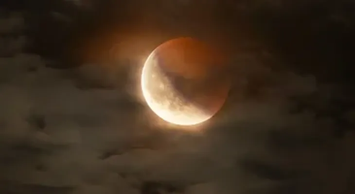 Cuáles son las diferencias entre un eclipse lunar parcial y uno total