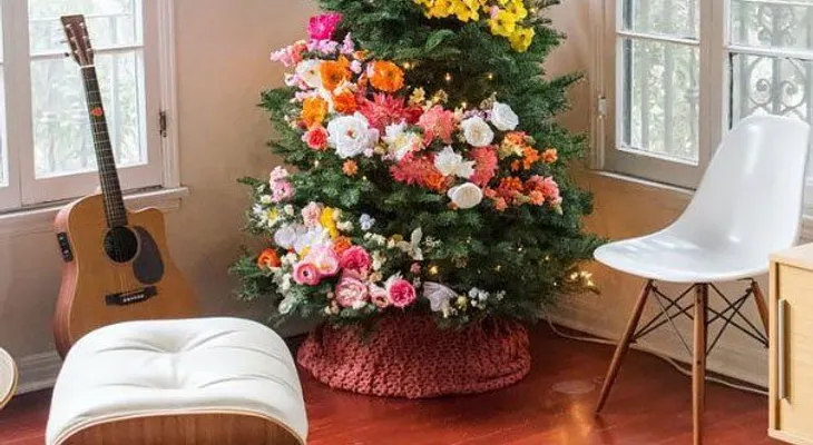 Arbolito de navidad decorado con flores