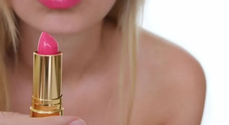 El maquillaje para labios se vuelve brillante y neón