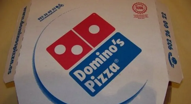 Halla 1.300 dólares dentro de caja de Domino's Pizza y los devuelve