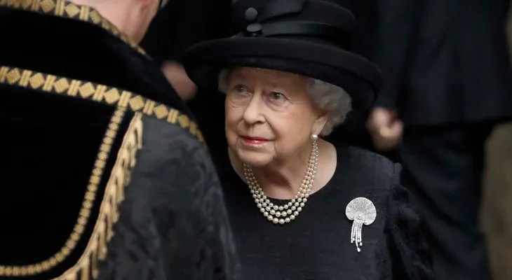 La reina Isabel II recibirá un aumento de sueldo del 78%, y ya tiene planes para invertirlo
