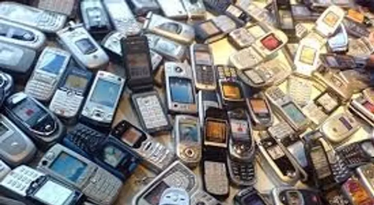 Decomisan en tienda celulares robados