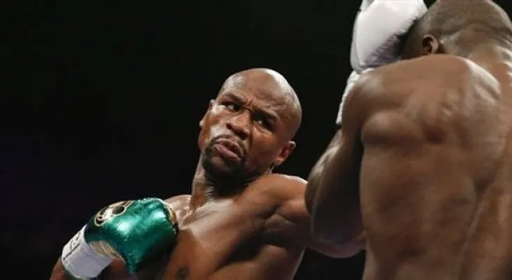 Mayweather gana por decisión a Berto en su ultimo combate