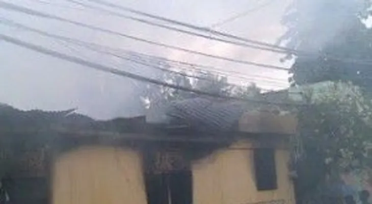 Fuego afectó cinco viviendas, y bomberos no tenían agua para apagarlo