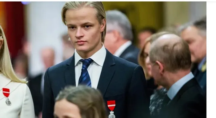 Hijo de Mette-Marit queda bajo prisión domiciliaria en Noruega