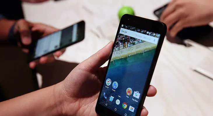 Google da una sorpresa y presenta su nuevo sistema operativo Androide