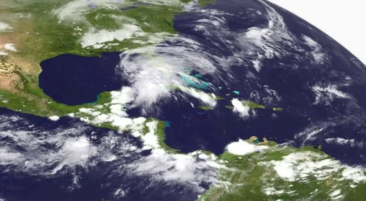 La tormenta "Andrea" se fortalece mientras avanza hacia la costa de Florida