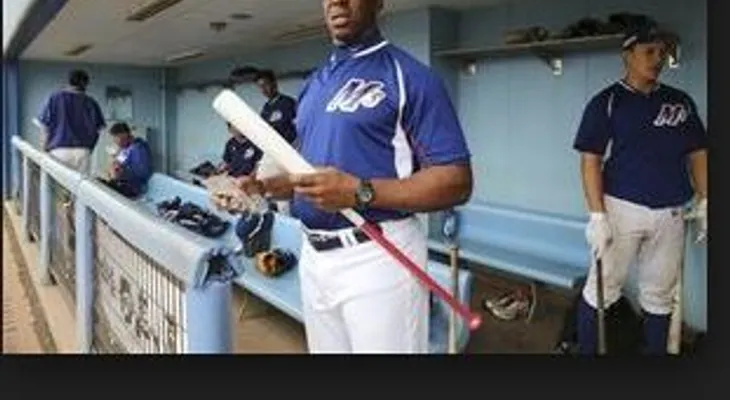 A los 56 años, Julio Franco batea para .333 en Japón