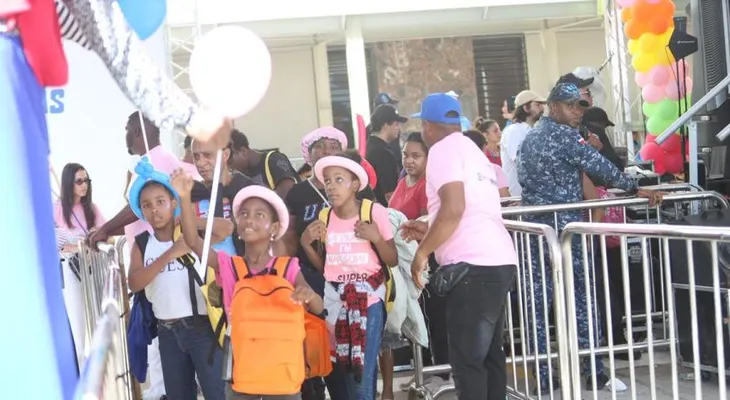 Plásticos por educación: niños reciben útiles escolares en jornada encabezada por Carolina Mejía