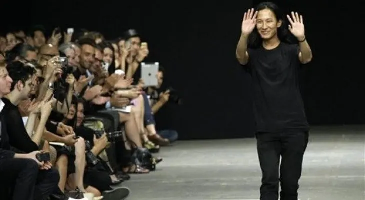 Diseñador Alexander Wang deja firma Balenciaga 