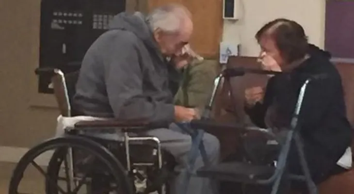 Secan sus lágrimas, pareja de esposos con 62 años juntos obligado a separarse