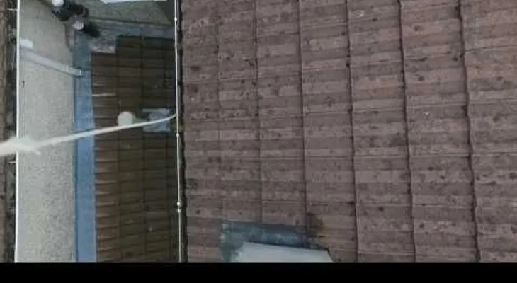 Con la ayuda de un dron libera vecina que se había quedado encerrada en el baño