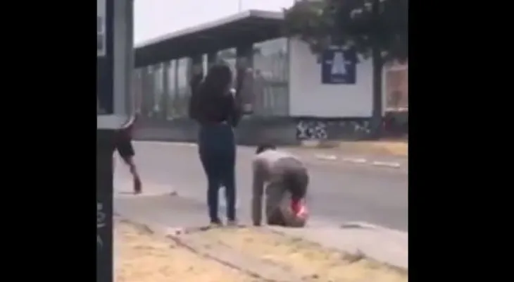 Polémica mundial: Chica obliga a su novio infiel a gatear en la calle para perdonarlo