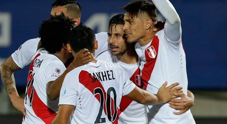 Perú gana con  gol de Pizarro ante Venezuela