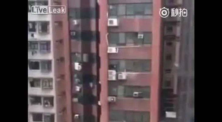 Un hombre que "pagaba cuernos" sale desnudo por ventana de apartamento (VIDEO)