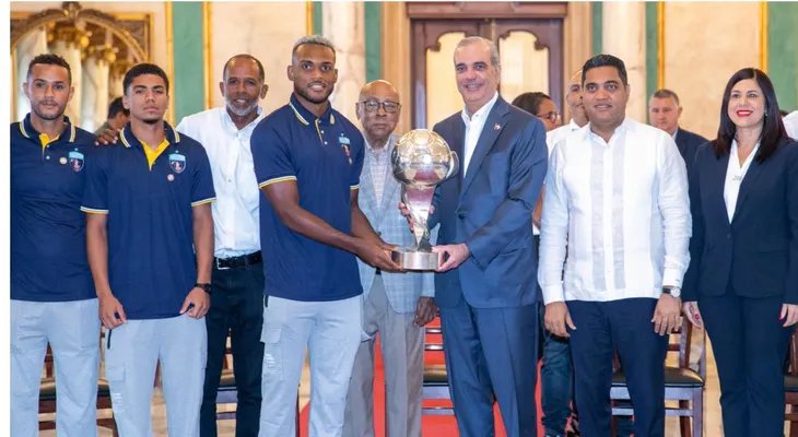 Abinader recibe campeones del Salcedo FC
