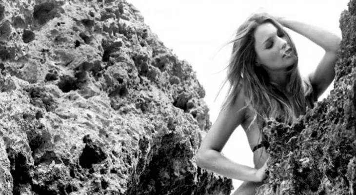 Pampita deslumbró en bikini, entre las rocas