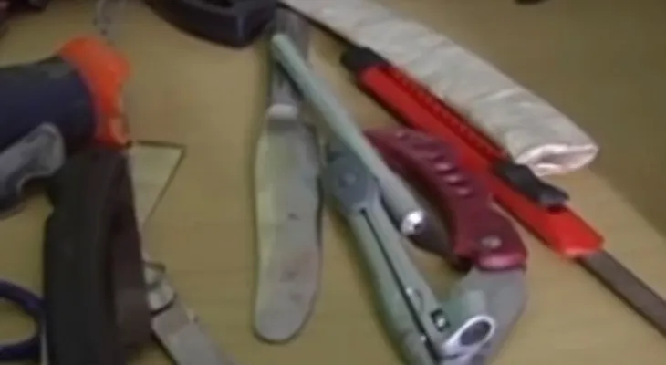 Estudiantes cargan cuchillos en sus mochilas
